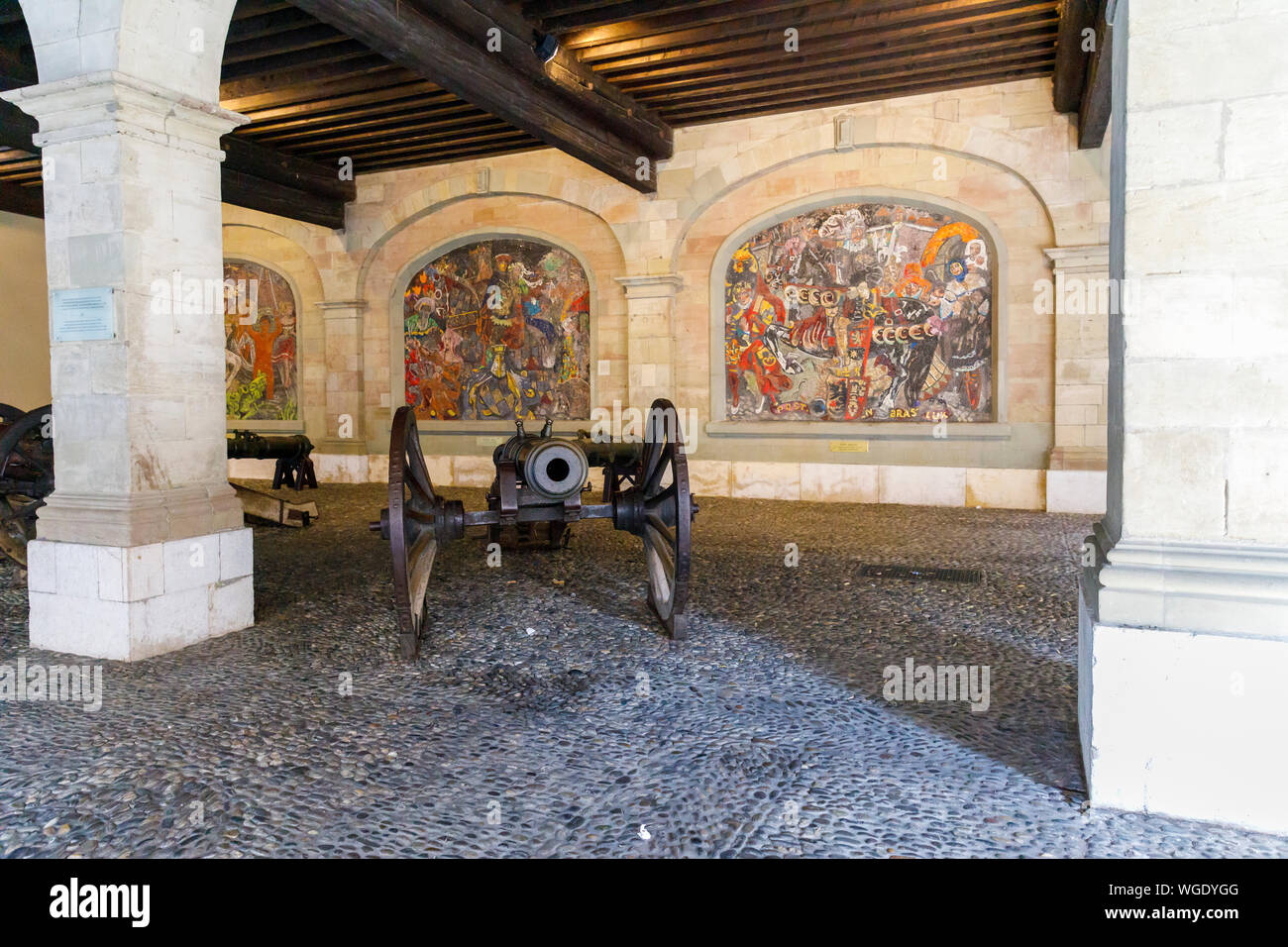 Vecchio Arsenale cannone nella parte anteriore dei mosaici nella città vecchia di Ginevra, Svizzera, ciascuna raffigurante un altro monumento a Ginevra la storia Foto Stock