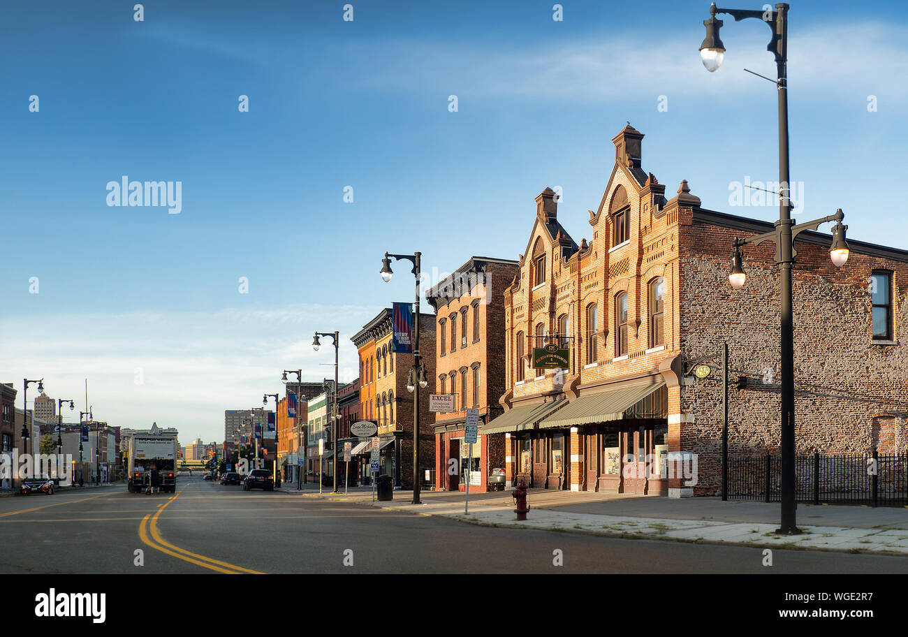 Syracuse, New York, Stati Uniti d'America. Agosto 31, 2019. La mattina presto visualizza in basso a nord Salina Street , Siracusa's Little Italy quartiere, vicino a downtown in upstate Foto Stock