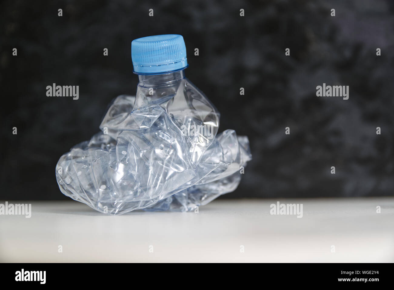 In plastica trasparente bottiglia di acqua come un inquinamento ambientale concetto. I contenitori in plastica riciclaggio di metafora con vuoto lo spazio di copia Foto Stock