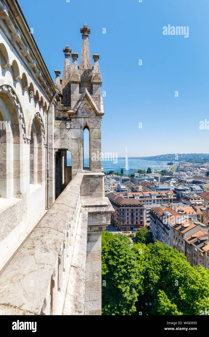 Vista dalla Torre della storica Basilica di San Pietro alla città vecchia di Ginevra, Svizzera, fontana Jet d'eau in background Foto Stock