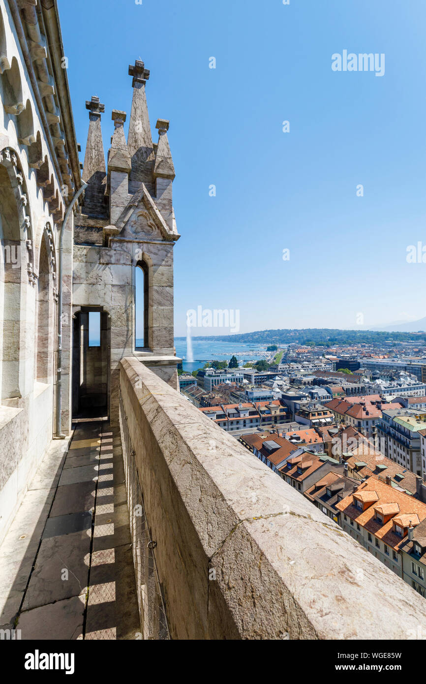 Vista dalla Torre della storica Basilica di San Pietro alla città vecchia di Ginevra, Svizzera, fontana Jet d'eau in background Foto Stock
