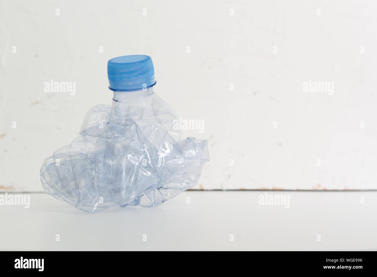 In plastica trasparente bottiglia di acqua come un inquinamento ambientale concetto. I contenitori in plastica riciclaggio di metafora con vuoto lo spazio di copia Foto Stock