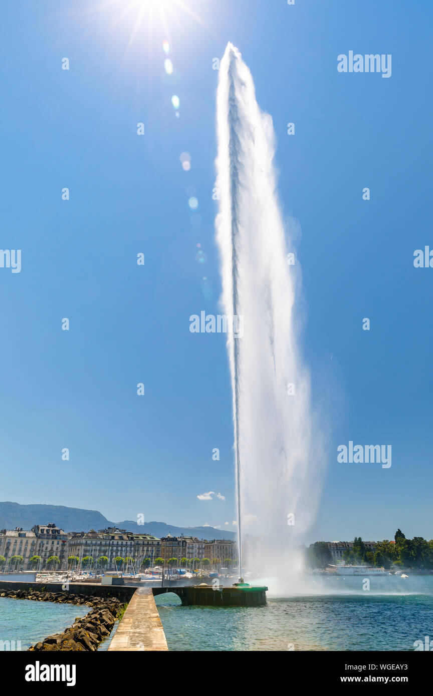 Alta denominata fontana Jet d'eau nel centro di Ginevra, Svizzera Foto Stock