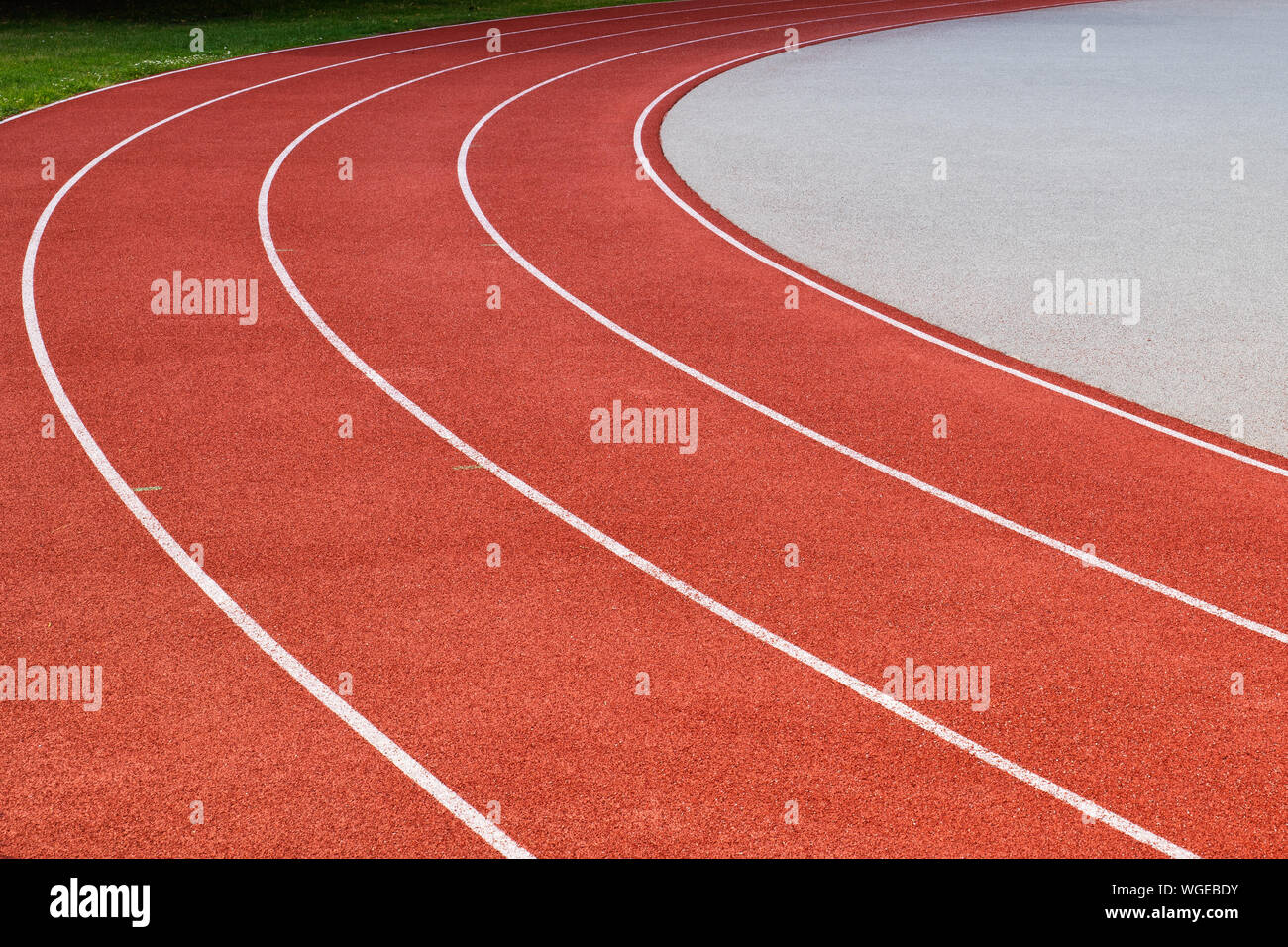 Brano in esecuzione background corsie per il campo di atletica leggera, all-weather superficie rossa con righe bianche. Foto Stock