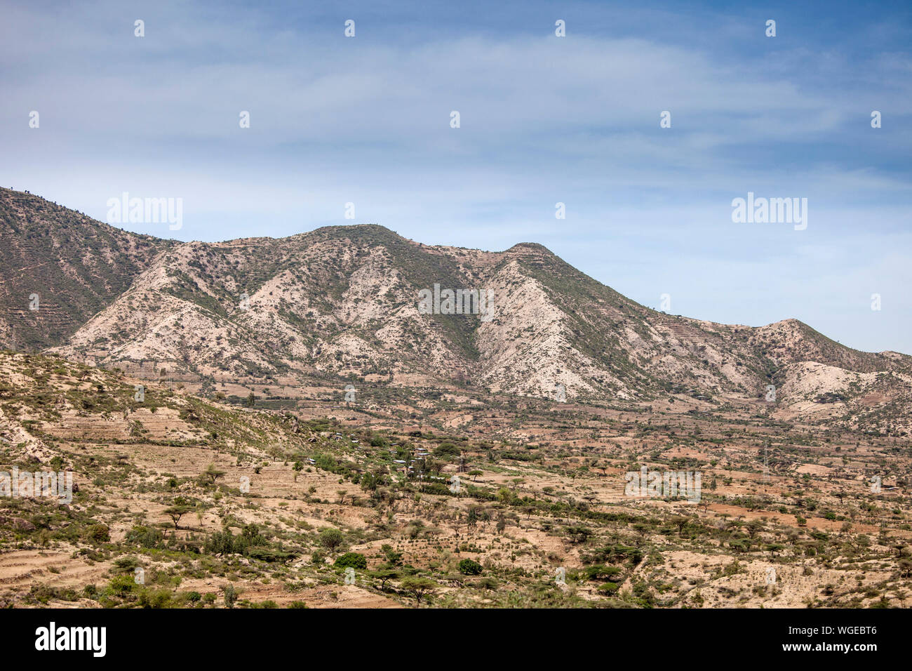 Il paesaggio di montagne e villaggi di Etiopia orientale nei pressi della Somalia Foto Stock