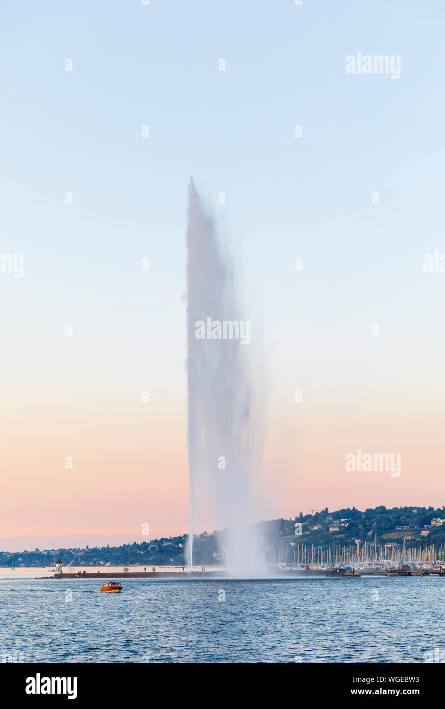 Alta denominata fontana Jet d'eau nel centro di Ginevra, Svizzera, al tramonto Foto Stock