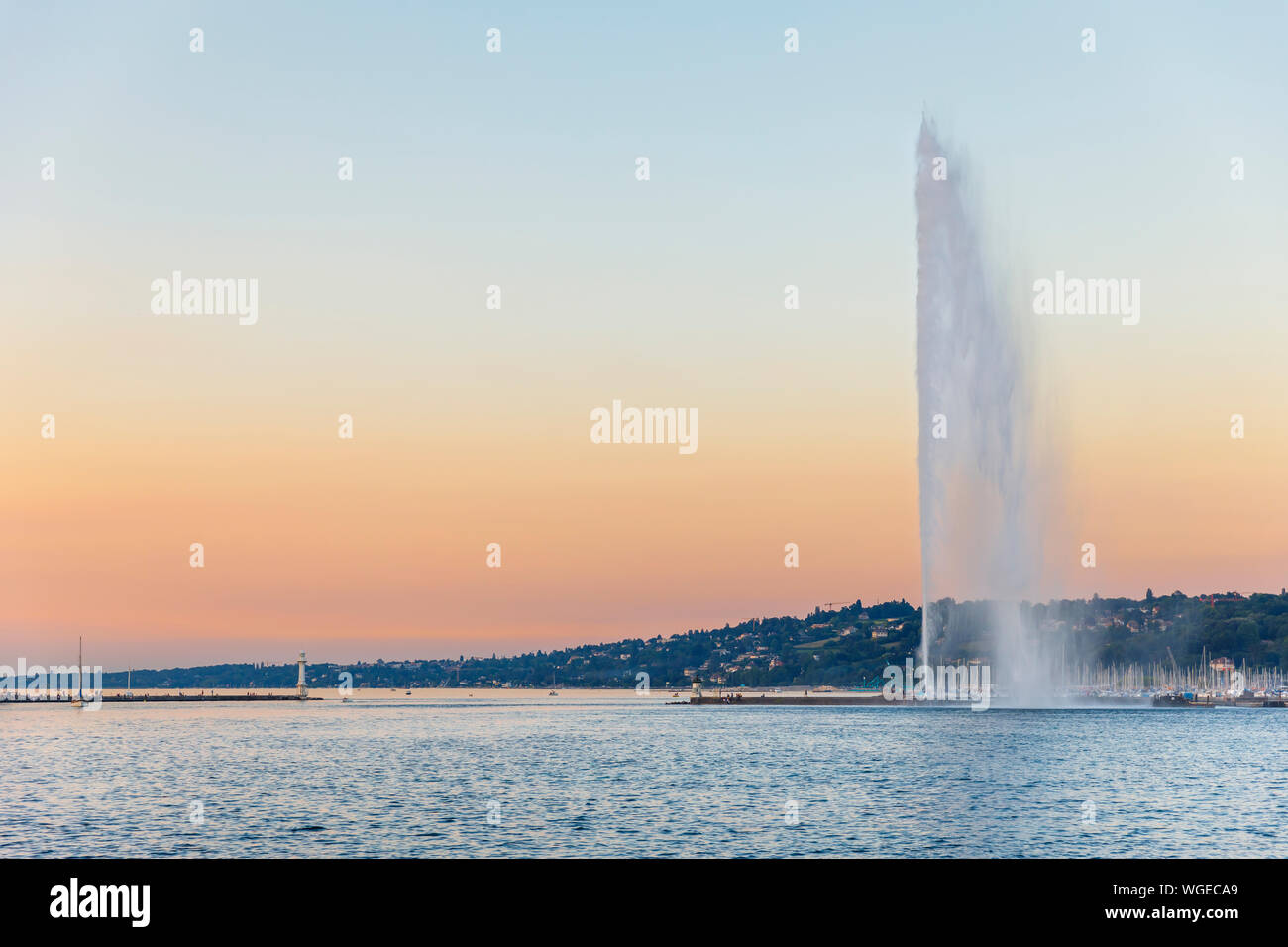 Alta denominata fontana Jet d'eau nel centro di Ginevra, Svizzera, al tramonto Foto Stock