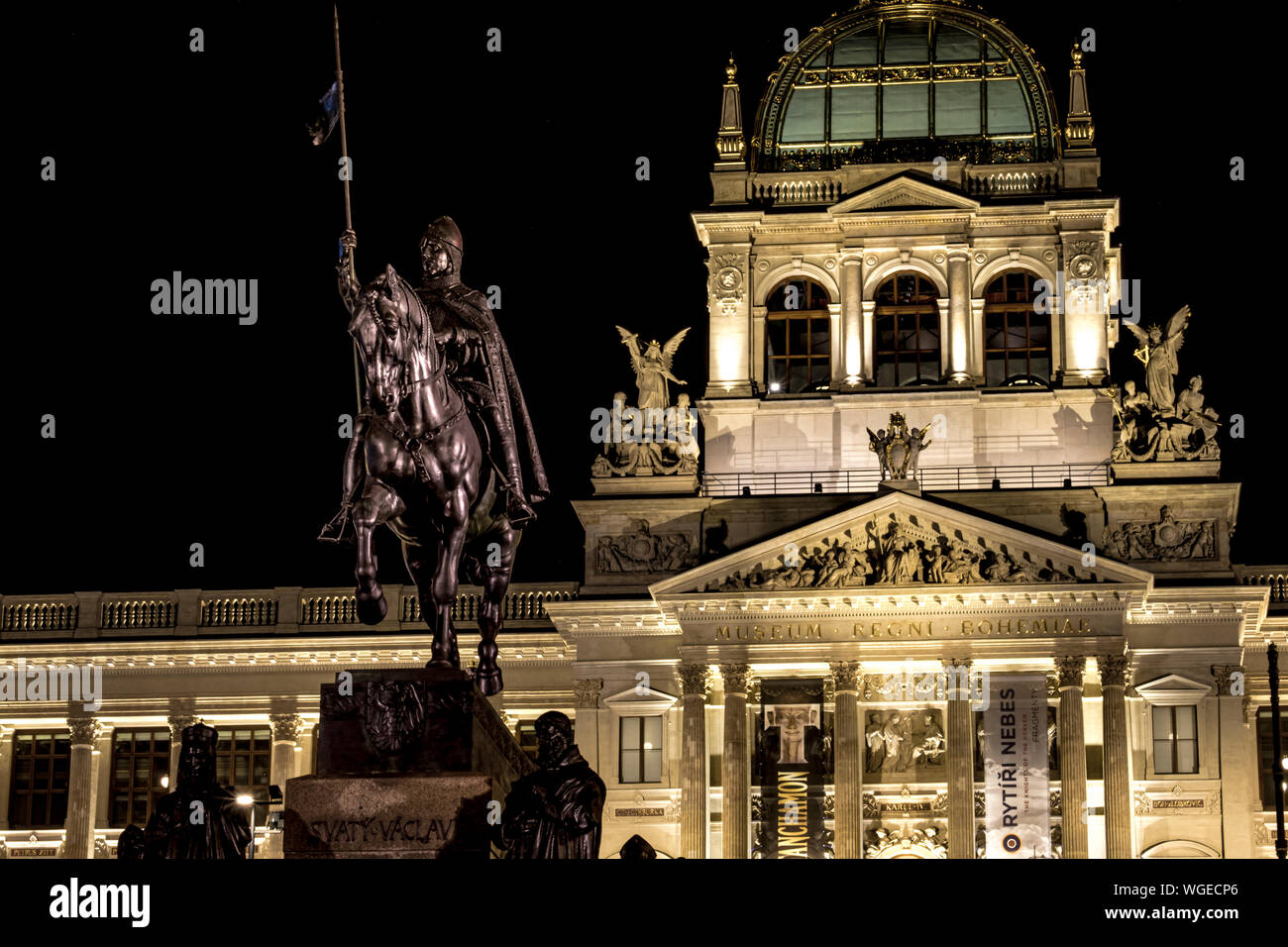 Vista notturna del Museo Nazionale (Národní Muzeum), il neoclassicismo edificio sulla estremità superiore della Piazza Venceslao con la statua di San Venceslao. Praga Foto Stock