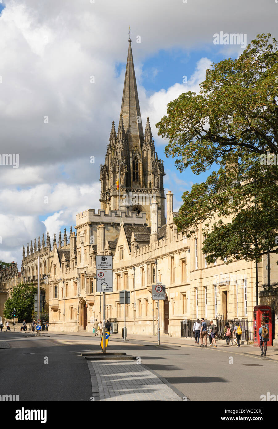 Oxford High Street con la guglia della chiesa universitaria di St Mary's, Oxford, England, Regno Unito Foto Stock