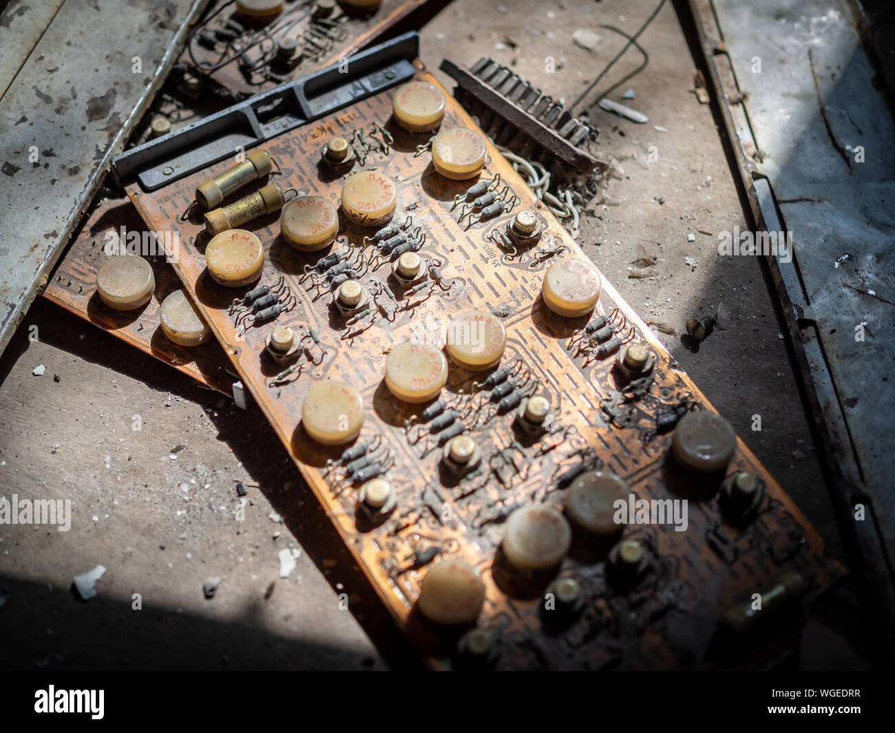 Rotto il vecchio circuito integrato in un abbandonato edificio militare di Chernobyl-2 città di Chernobyl Zona di esclusione, Ucraina Foto Stock