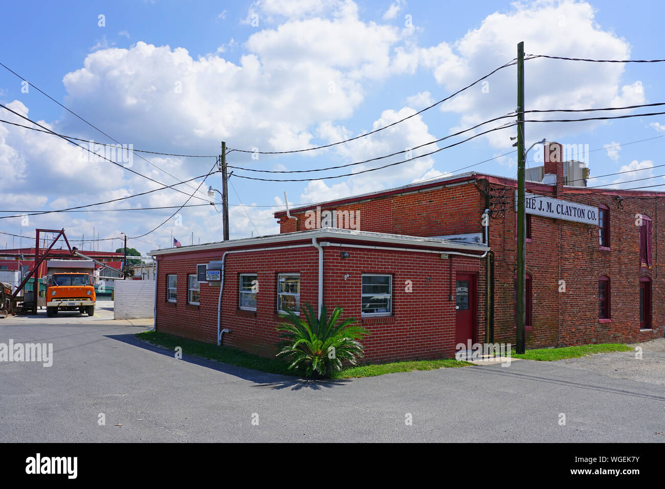 CAMBRIDGE, MD -17 agosto 2019- Vista del J.M Clayton crab company creazione di Cambridge, un vecchio stile coloniale della città di pesca nella contea di Dorchester, Maryland, U Foto Stock