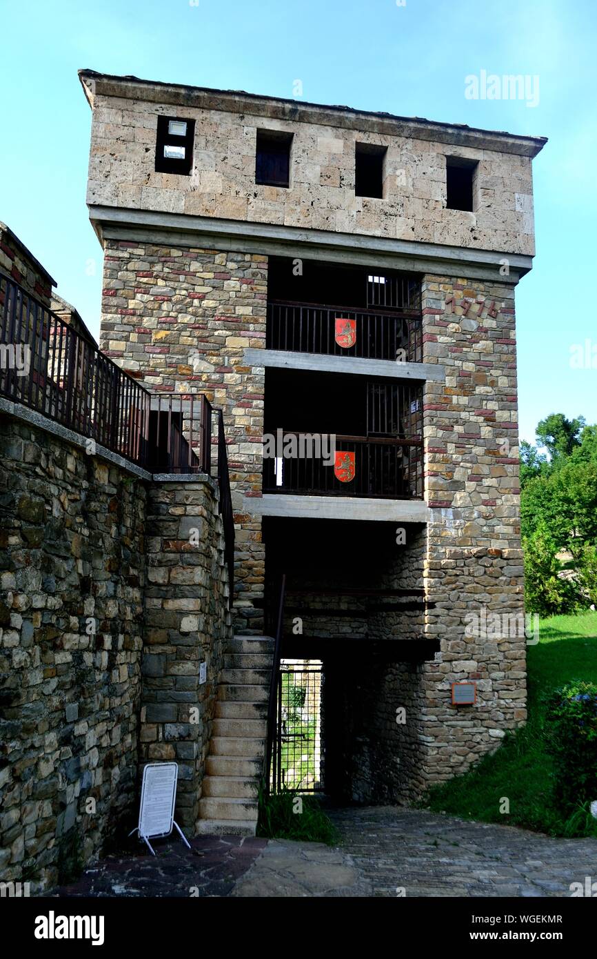 Torre di vigilanza - Tsarevets Fotress a Veliko Tarnovo - Balkan mountais - Bulgaria Foto Stock