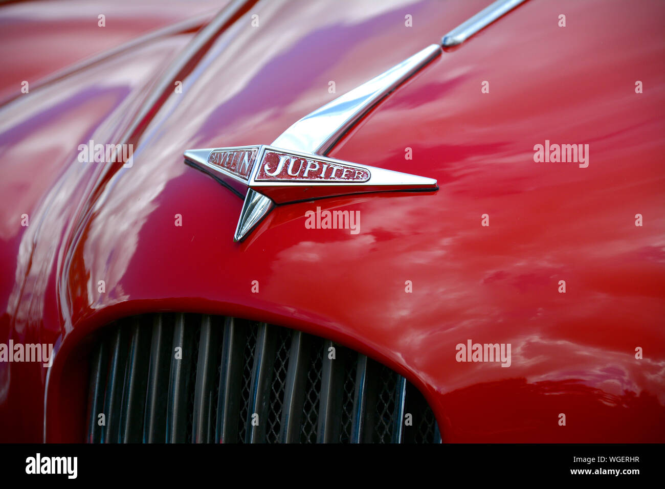Close up di un Jowett Jupiter classic car che mostra il distintivo e il dettaglio del cofano Foto Stock