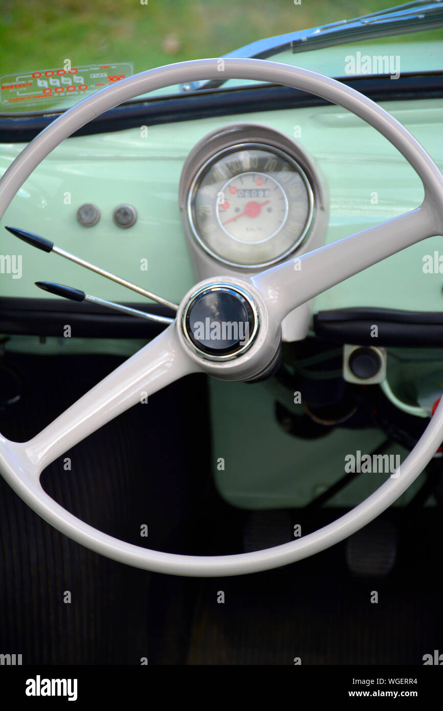 Dettaglio interni di un classico della Fiat 500 in corrispondenza di un car show, REGNO UNITO Foto Stock