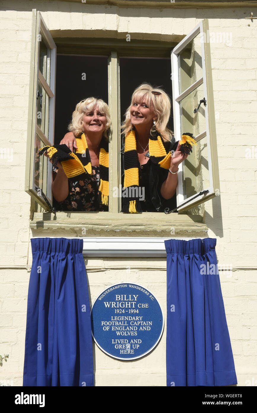 Ironbridge, Shropshire, Regno Unito, 1 settembre 2019. Vicky e Babette le figlie di inglese leggenda calcistica di Billy Wright svelano una lapide sulla casa in Strada Nuova, Ironbridge dove Billy vissuta come un bambino. Billy ha giocato tutta la sua carriera a Wolverhampton Wanderers ed è stato il primo giocatore al mondo a giocare più di 100 giochi per il suo paese quando ha ottenuto 105 caps per l'Inghilterra. Si è sposato con gioia Beverley del Beverly sorelle nel 1958 e divennero il golden matura degli anni cinquanta. Credito: David Bagnall/Alamy Live News Foto Stock