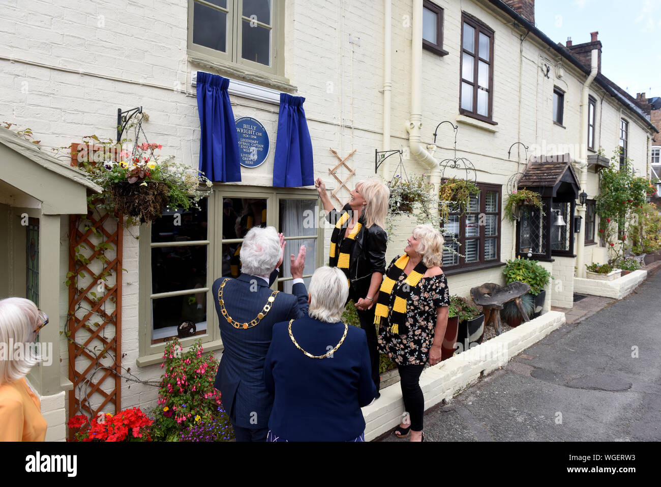 Ironbridge, Shropshire, Regno Unito, 1 settembre 2019. Vicky e Babette le figlie di inglese leggenda calcistica di Billy Wright svelano una lapide sulla casa in Strada Nuova, Ironbridge dove Billy vissuta come un bambino. Billy ha giocato tutta la sua carriera a Wolverhampton Wanderers ed è stato il primo giocatore al mondo a giocare più di 100 giochi per il suo paese quando ha ottenuto 105 caps per l'Inghilterra. Si è sposato con gioia Beverley del Beverly sorelle nel 1958 e divennero il golden matura degli anni cinquanta. Credito: David Bagnall/Alamy Live News Foto Stock
