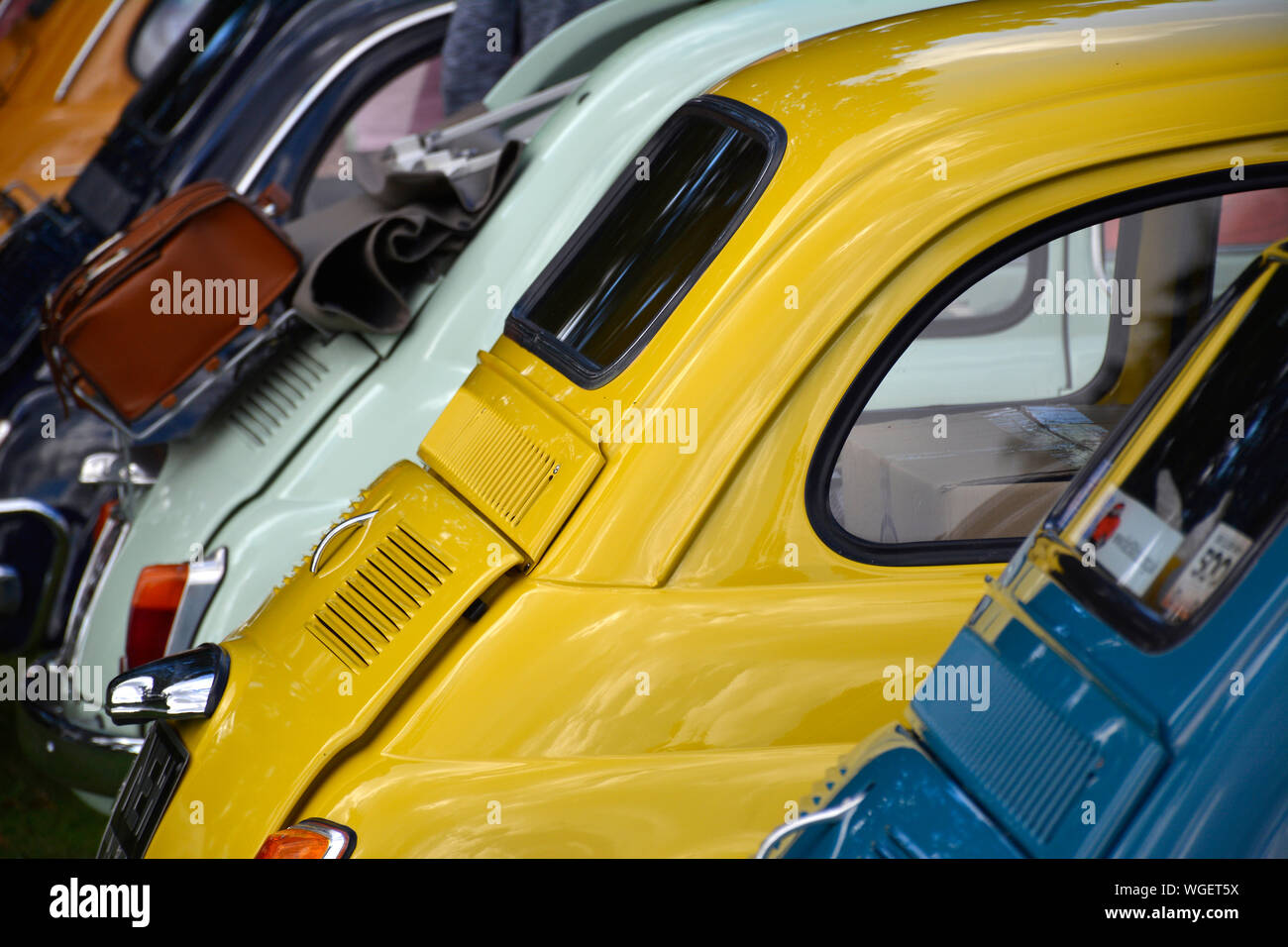 Coloratissima linea di classic 500 Fiat auto al Car Show, REGNO UNITO Foto Stock
