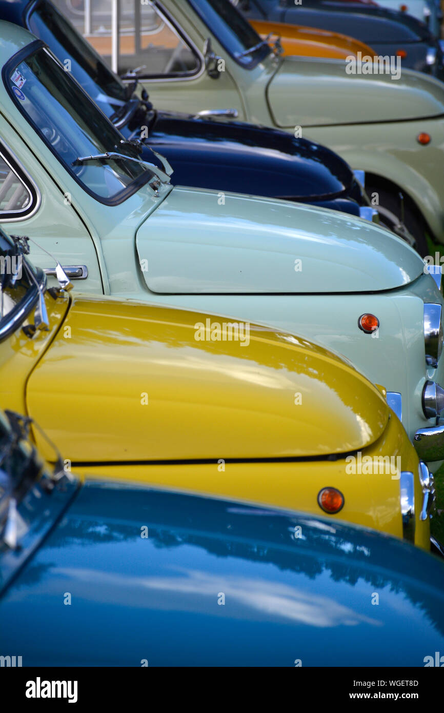 Coloratissima linea di classic 500 Fiat auto al Car Show, REGNO UNITO Foto Stock