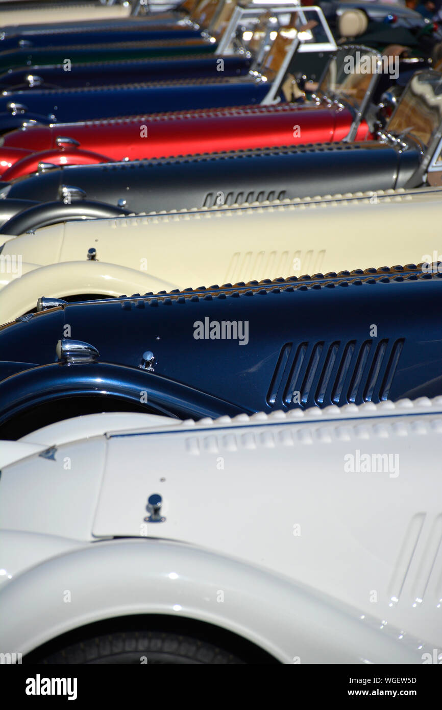 Una linea di Morgan automobili classiche a car show, REGNO UNITO Foto Stock