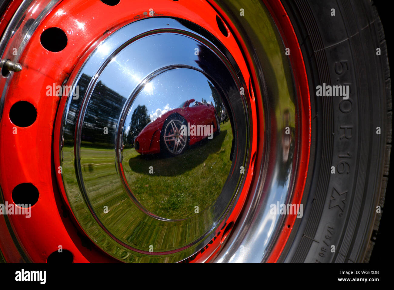 Ferrari 458 riflette nella borchia cromata a classic car show, Northamptonshire, Regno Unito Foto Stock