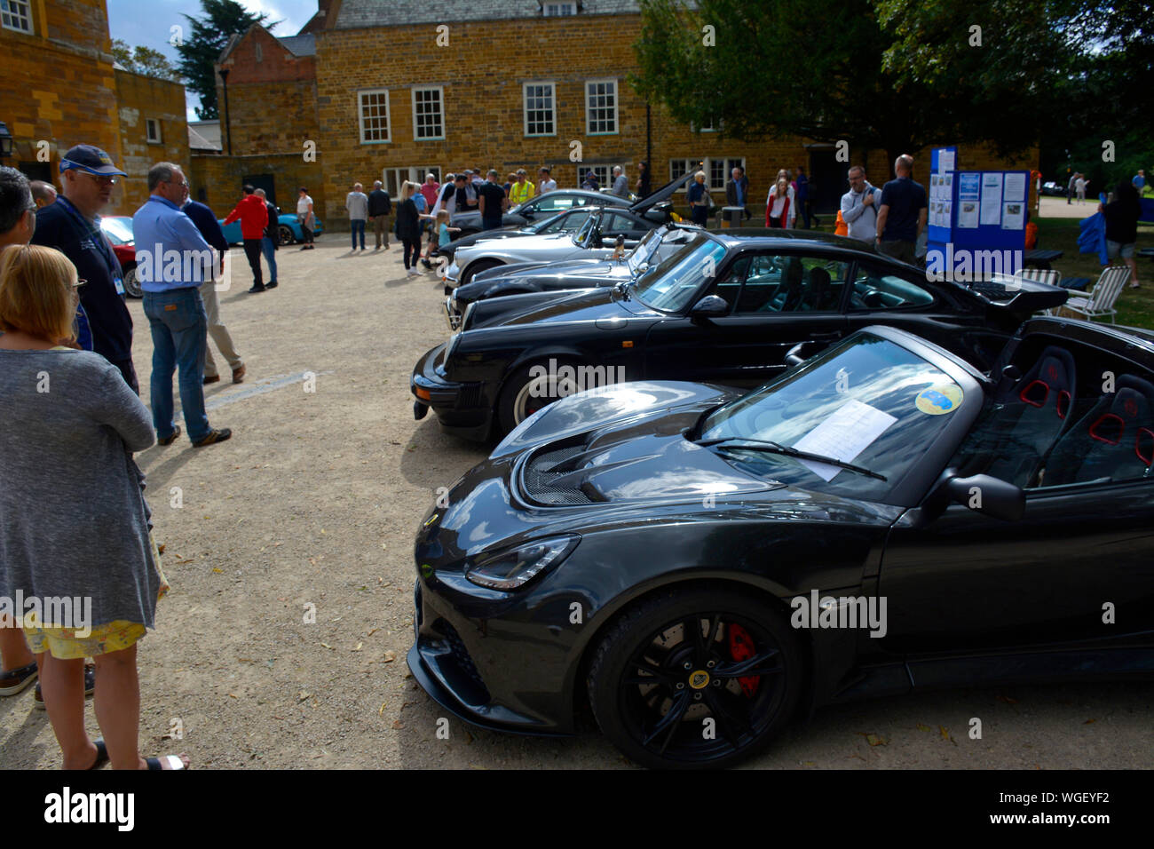 La folla godendo i classici sul prato car show a Delapre Abbey, Northamptonshire, Regno Unito Foto Stock