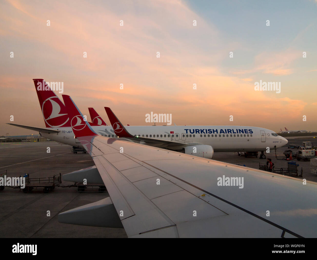 ISTANBUL, TURCHIA-marzo 24, 2017: Turkish Airlines getti sedersi su asfalto presso l'Aeroporto Internazionale Ataturk di Istanbul, Turchia Foto Stock