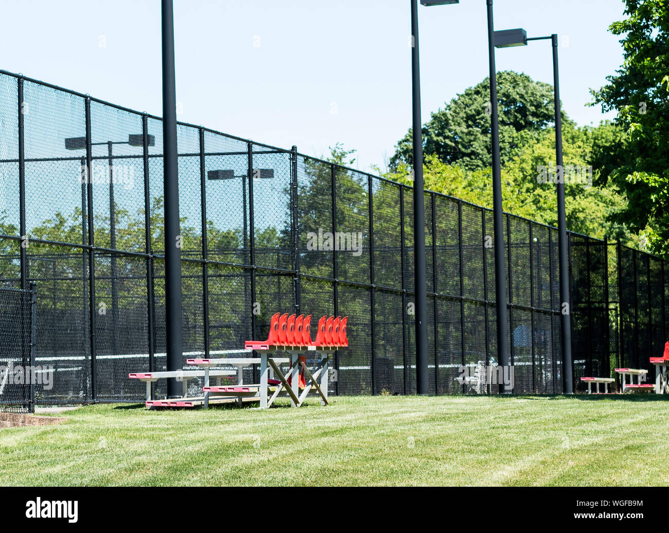 Piccolo in alluminio e plastica bleachers impostato sull'erba per ogni campo da tennis per gli spettatori di godere il gioco. Foto Stock