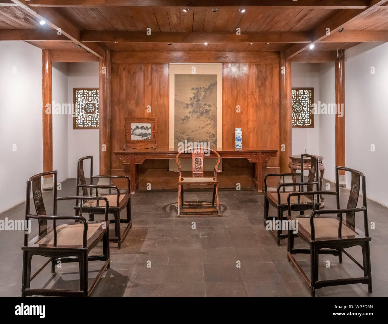 Sala di ricevimento in una antica casa cinese, il Museo di Shanghai, Huangpu, Shanghai, Cina Foto Stock
