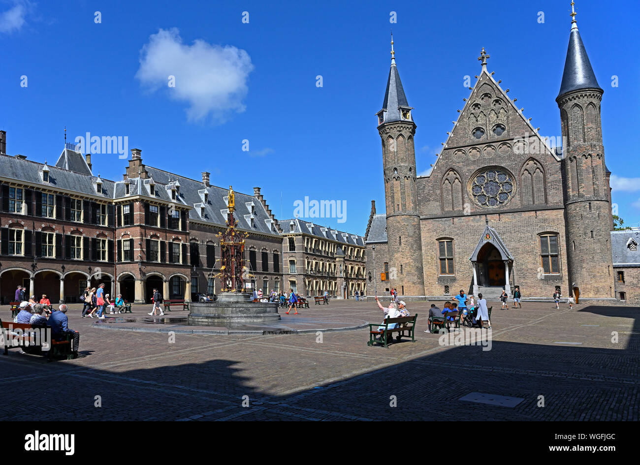 Den Haag, Paesi Bassi - 2019.08.07: per coloro che godono di un assolato pomeriggio estivo nella storica binnenhof complessa Foto Stock