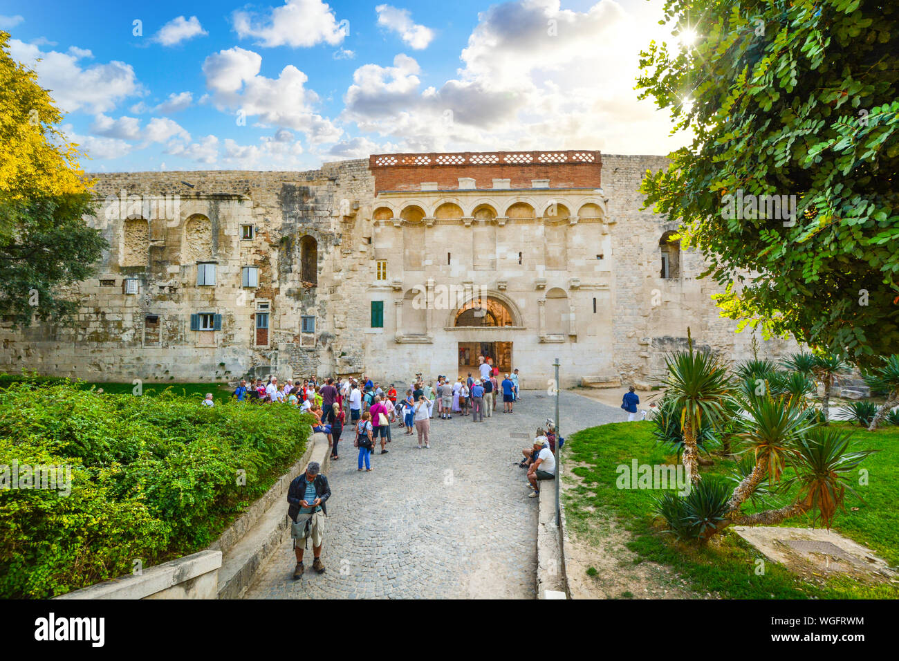 Turisti si riuniscono in gruppi turistici al di fuori dell'antica Golden Gate per il Palazzo di Diocleziano la sezione della vecchia citta di Spalato, Croazia all'inizio dell'autunno. Foto Stock