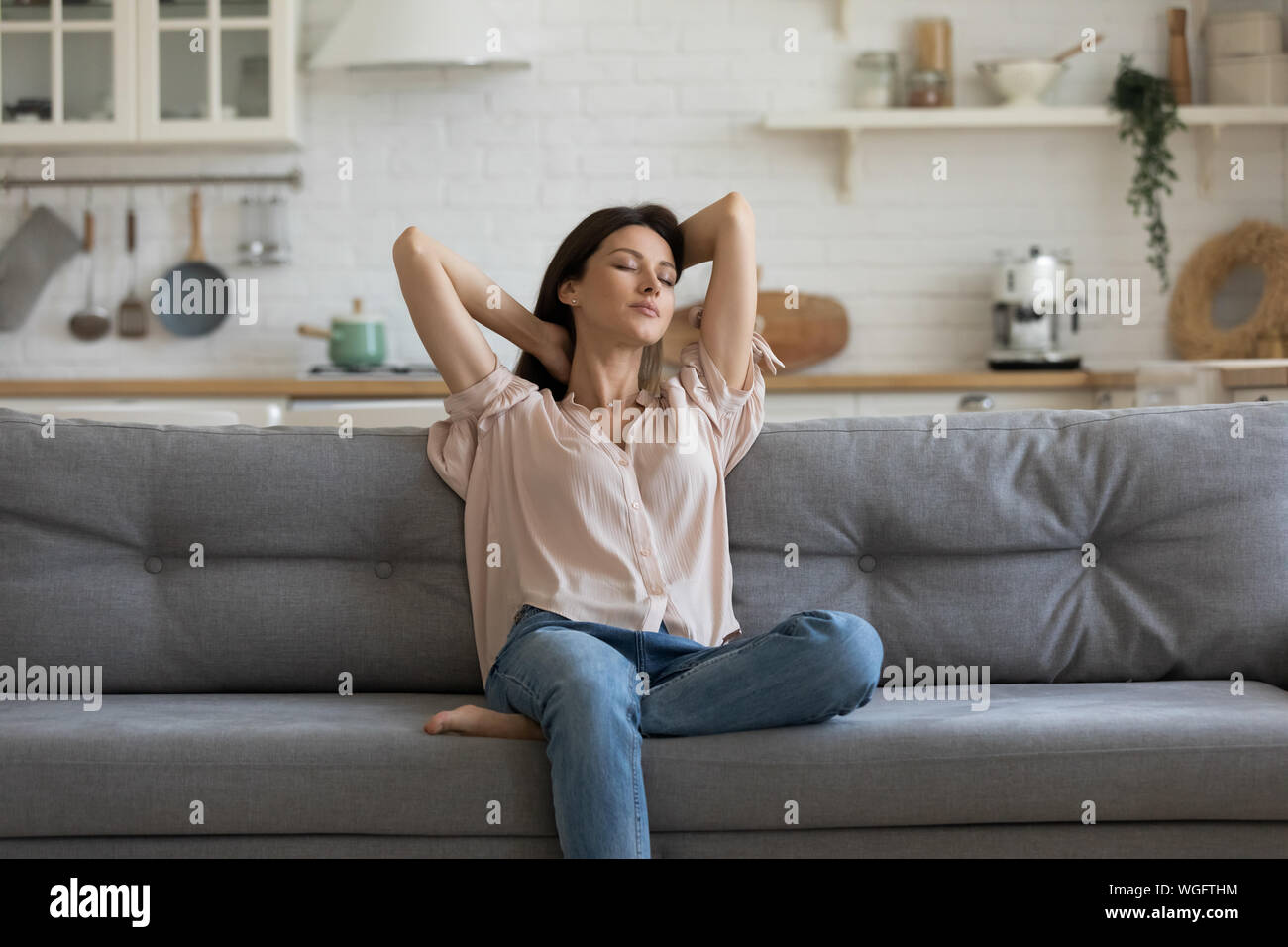 Donna godere del tempo libero in appoggio sul lettino a casa Foto Stock