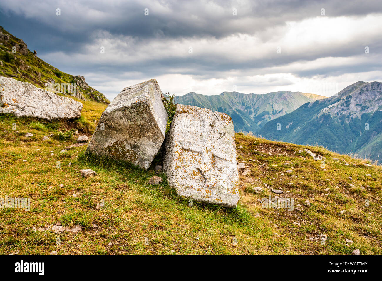 Vecchia Necropoli con stecci nelle montagne bosniache nel villaggio Lukomir Foto Stock