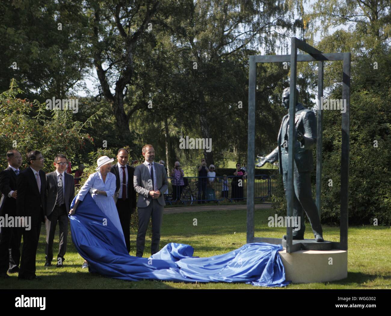 Aarhus, Danimarca. 31 Agosto, 2019. La Danimarca la Regina Margrethe II (terza R) svela una statua progettata dai cinesi e artisti danesi con Bernhard Sindberg Arp, un danese che ha contribuito a salvare oltre 20.000 cinese durante il massacro di Nanjing, a una cerimonia di premiazione che si terrà a Marselisborg Memorial Park ad Aarhus in Danimarca, 31 Agosto, 2019. Credito: Lin Jing/Xinhua/Alamy Live News Foto Stock