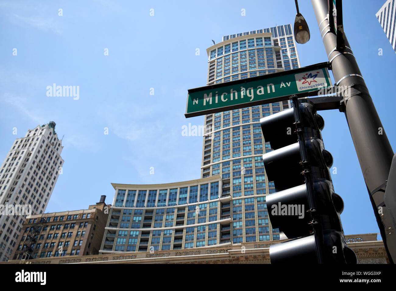 Un cartello stradale per North Michigan Avenue di fronte al patrimonio al millennium park edificio di chicago, illinois, Stati Uniti d'America Foto Stock