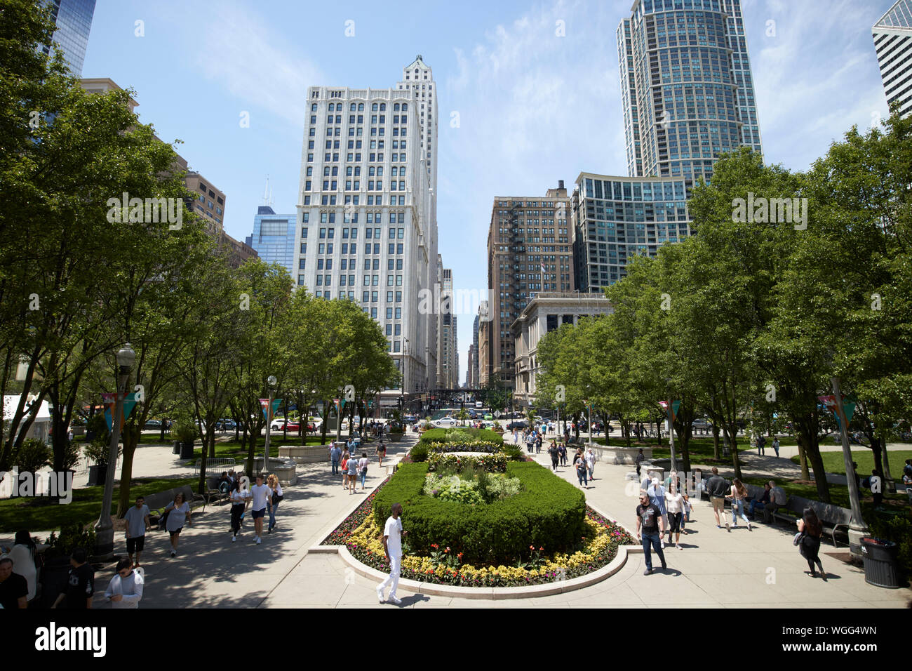 Guardando verso est washington street da wrigley piazza nel Millennium Park di Chicago, Illinois, Stati Uniti d'America Foto Stock