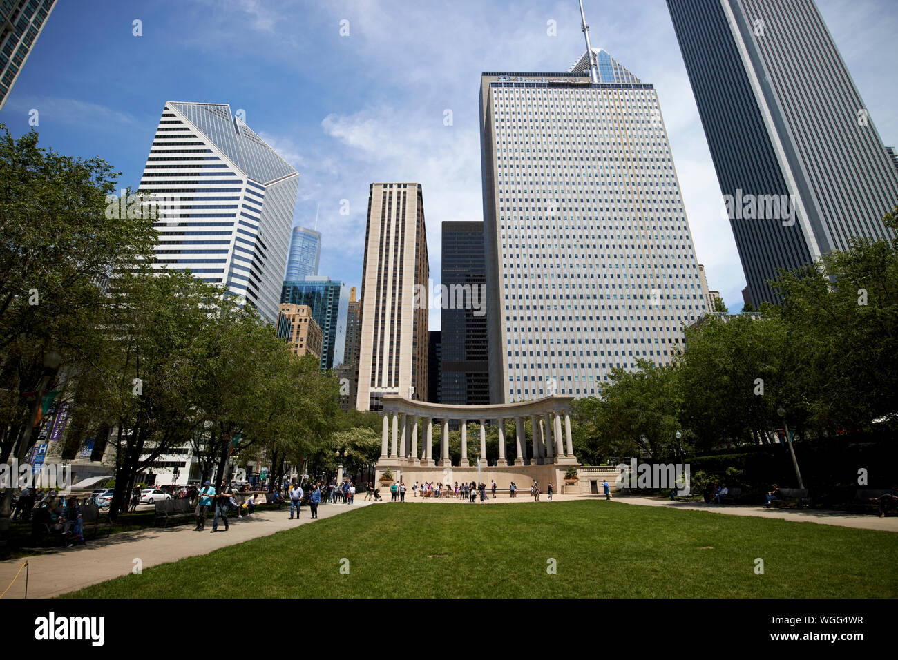 Prato e il Monumento millenario peristilio a wrigley piazza nel Millennium Park di Chicago, Illinois, Stati Uniti d'America Foto Stock