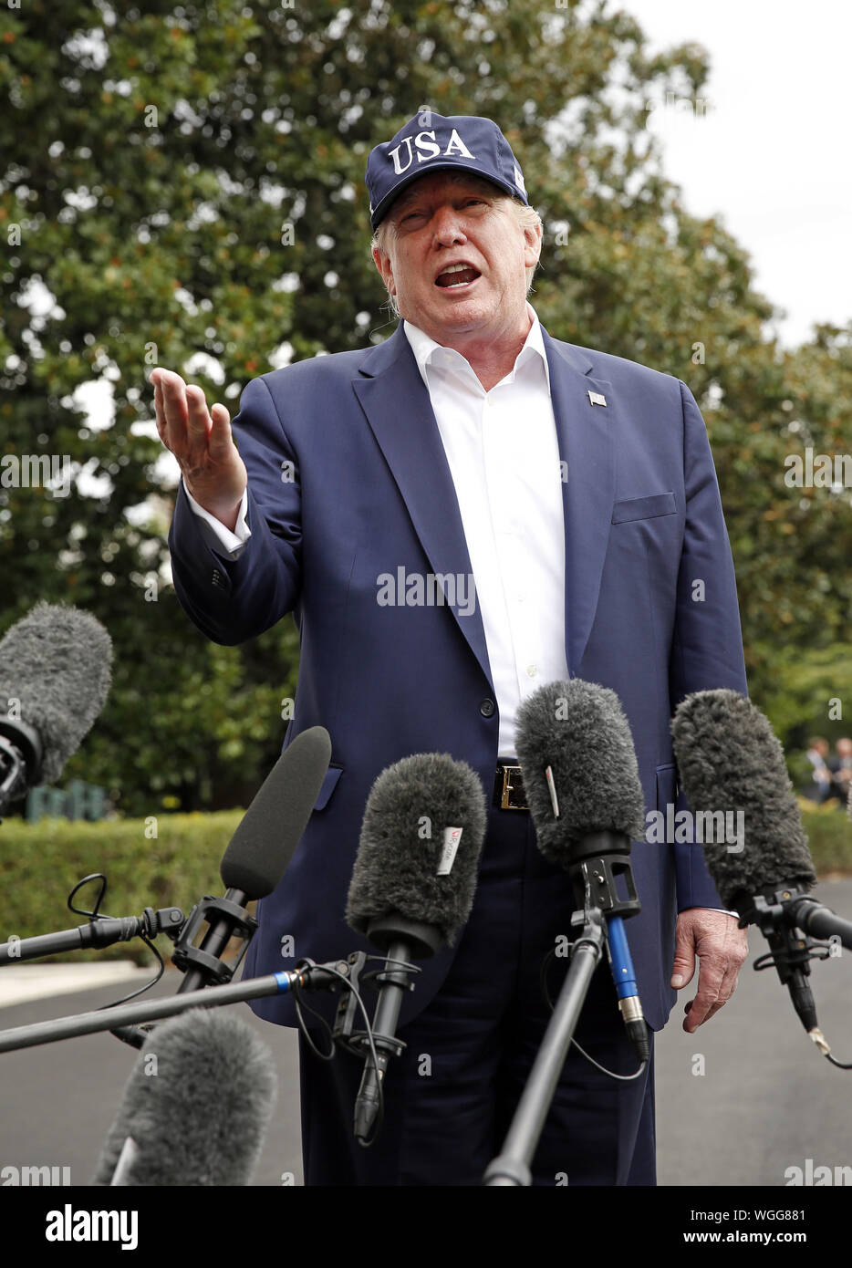 Washington, Stati Uniti. 01 Sep, 2019. Presidente Trump parlare ai giornalisti sul prato Sud della Casa Bianca sull uragano Dorian, in Washington, DC, domenica 1 settembre 2019. Foto di Martin Simon/UPI Credito: UPI/Alamy Live News Foto Stock