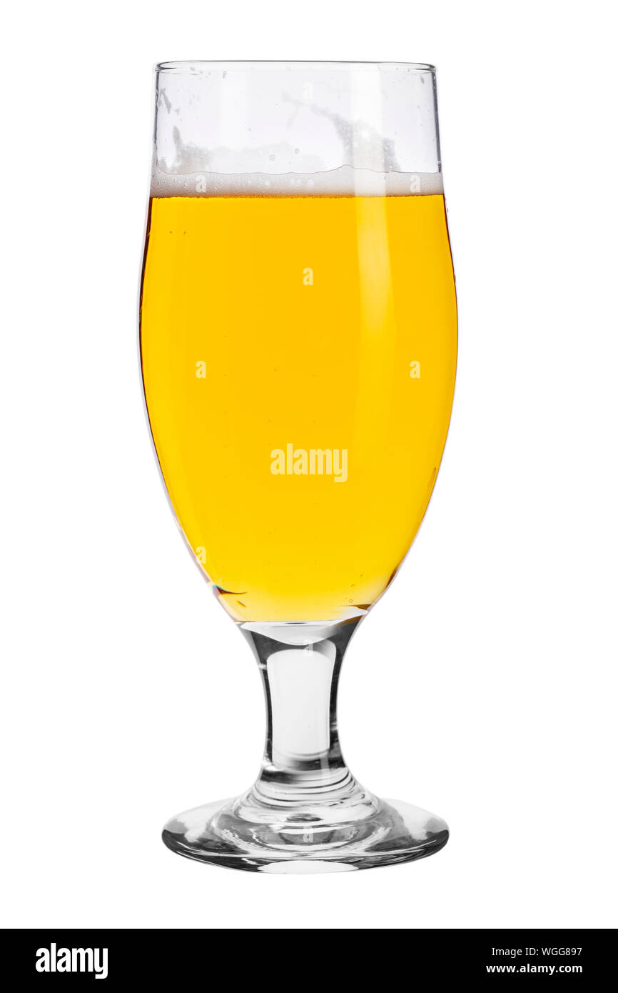 Bicchiere di birra su uno sfondo bianco. Il file contiene uno spazio per il testo Foto Stock