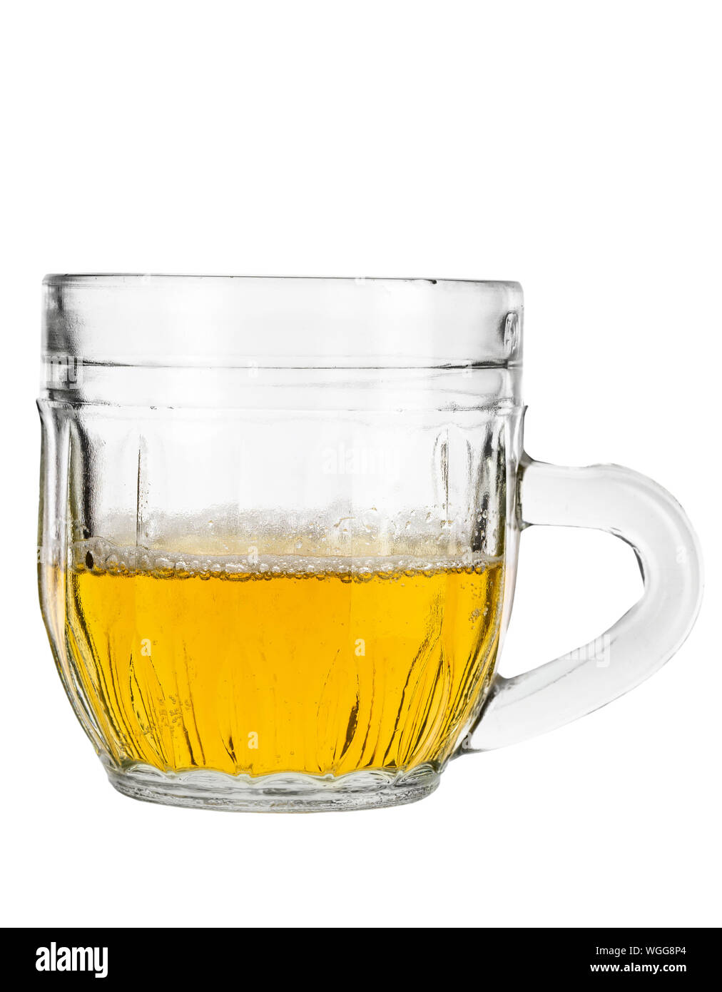 Mezza piena di vetro il boccale di birra su uno sfondo bianco.File contiene il percorso di clipping Foto Stock