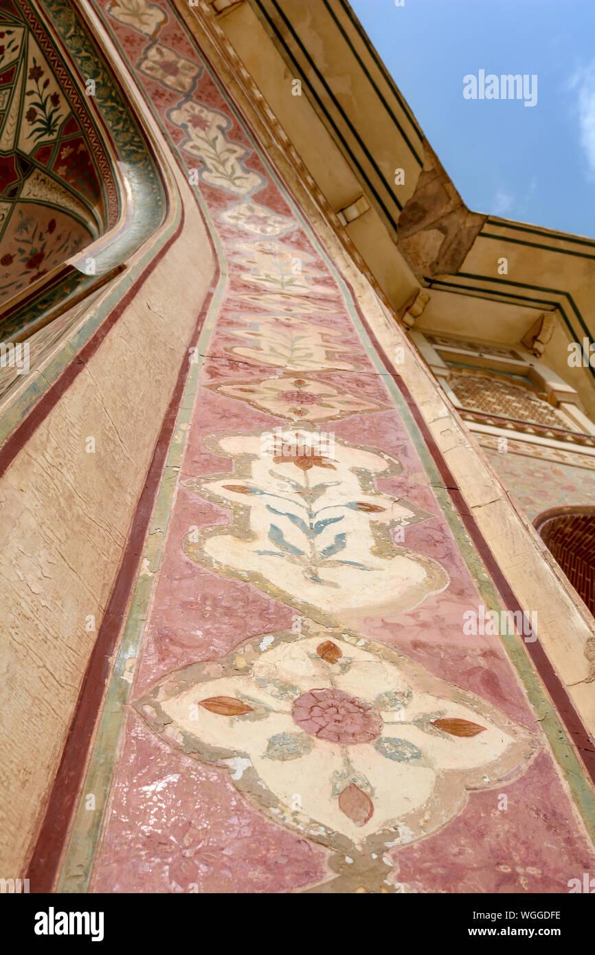 Murale colorato pittura presso l'entrata di ambra Fort, Jaipur, Rajasthan, India Foto Stock