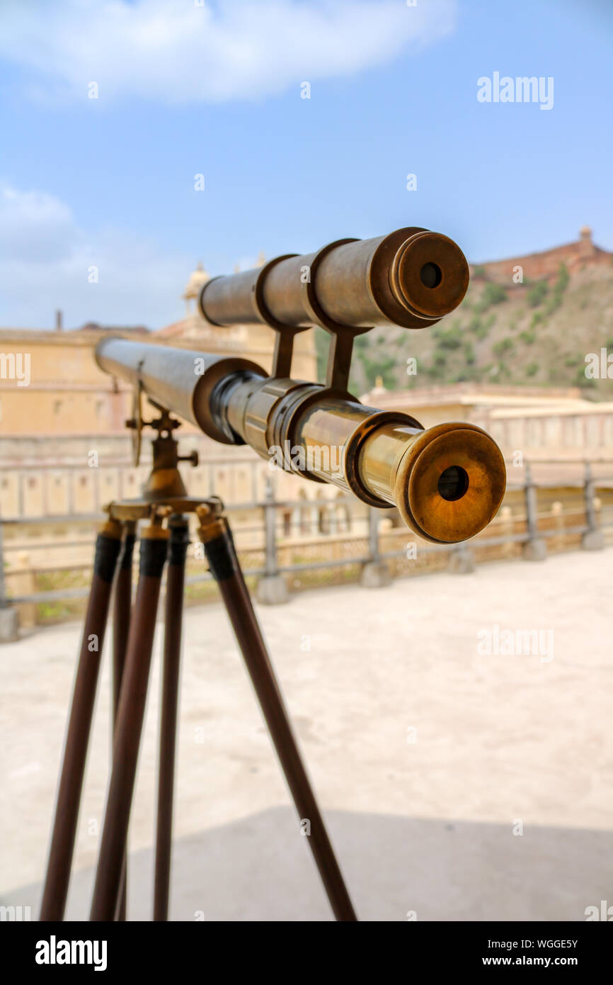 Primo piano di un vecchio lucido telescopio nel Fort Ambra, Jaipur, India Foto Stock