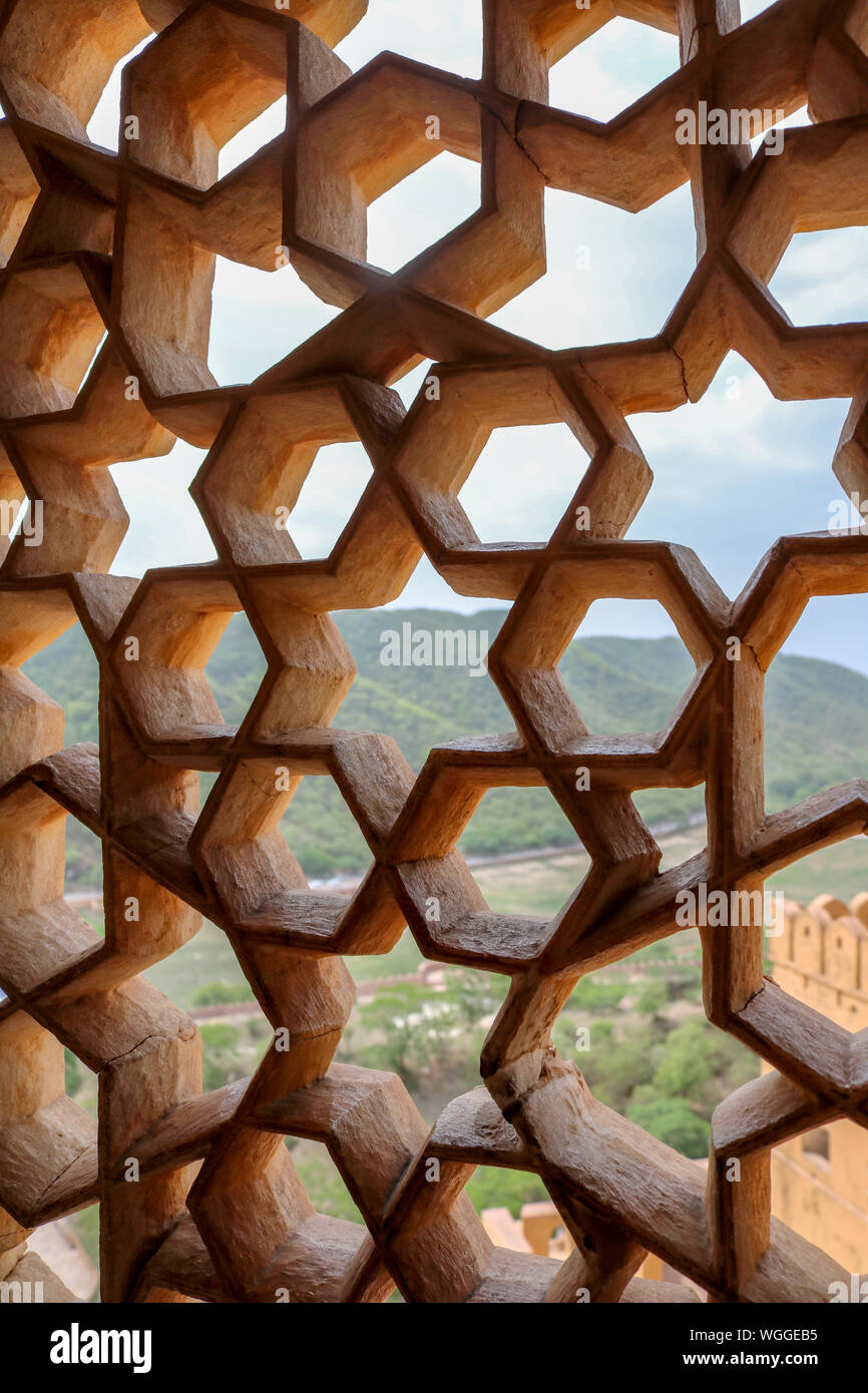 Primo piano di una finestra intagliata in architettura mogul a Fort Amber, Jaipur, India Foto Stock