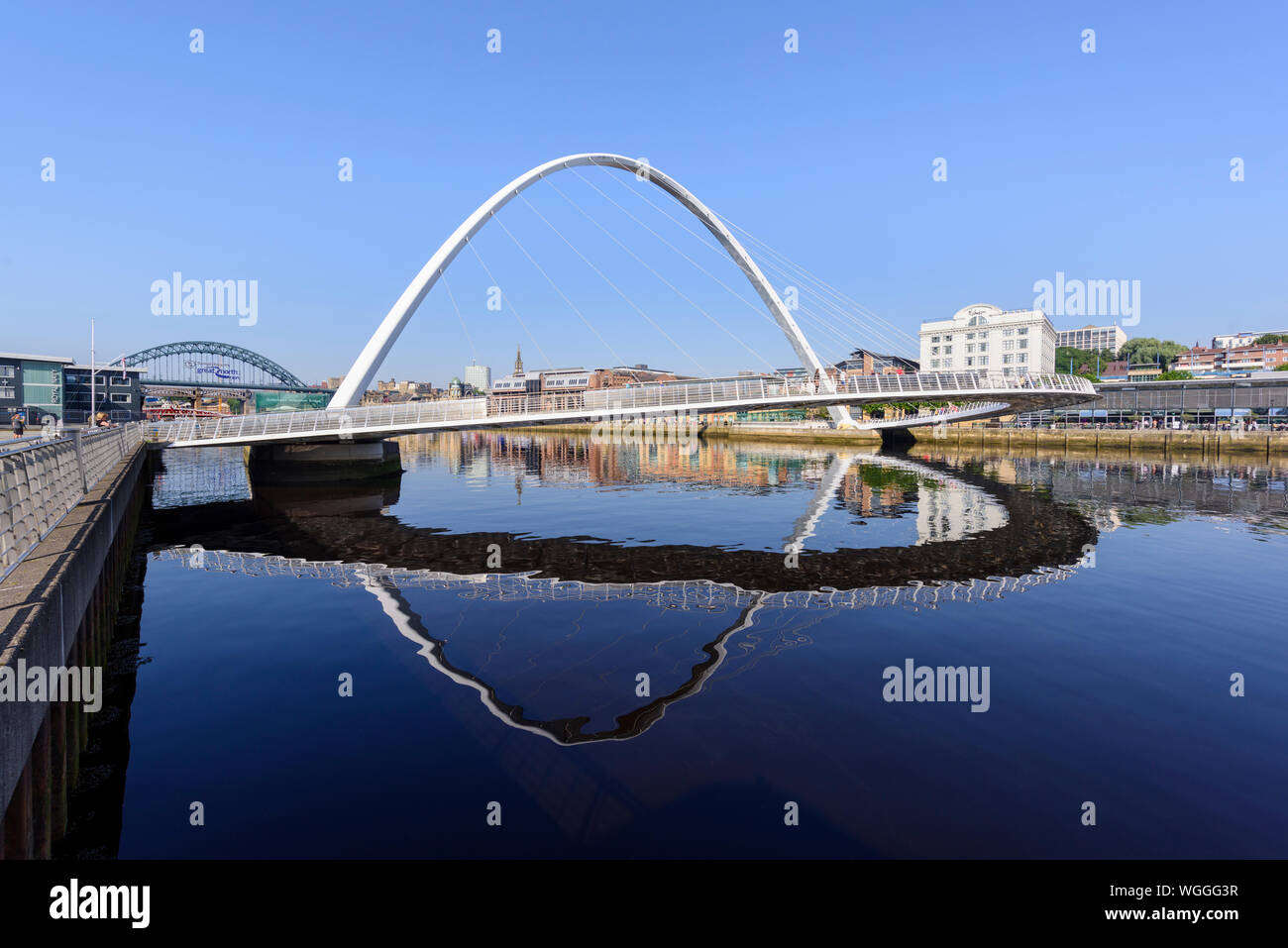 Sotto un cielo blu Newcastle upon Tyne e il Millennium Bridge visto dal lato di Gateshead del Fiume Tyne Foto Stock
