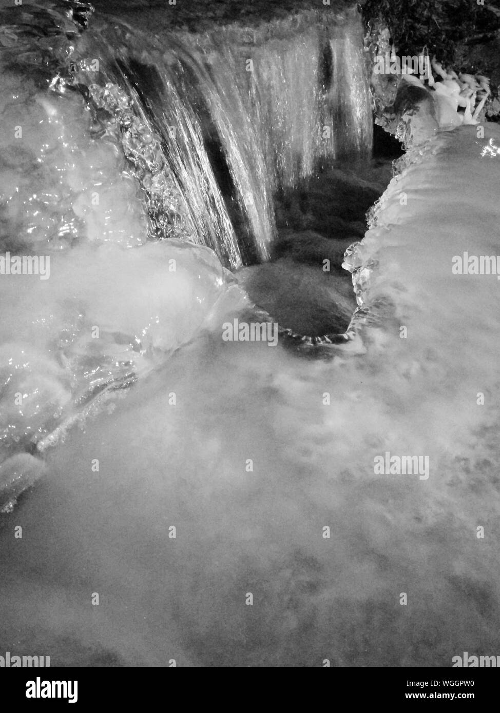 Vista ravvicinata della cascata a temperature fredde Foto Stock
