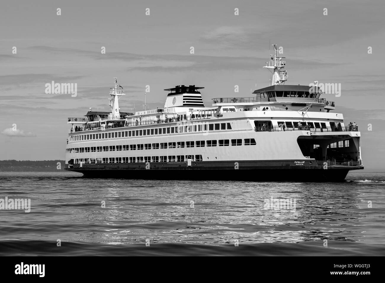 Traghetto Edmonds lasciando Edmonds Ferry Terminal in Puget Sound Foto Stock