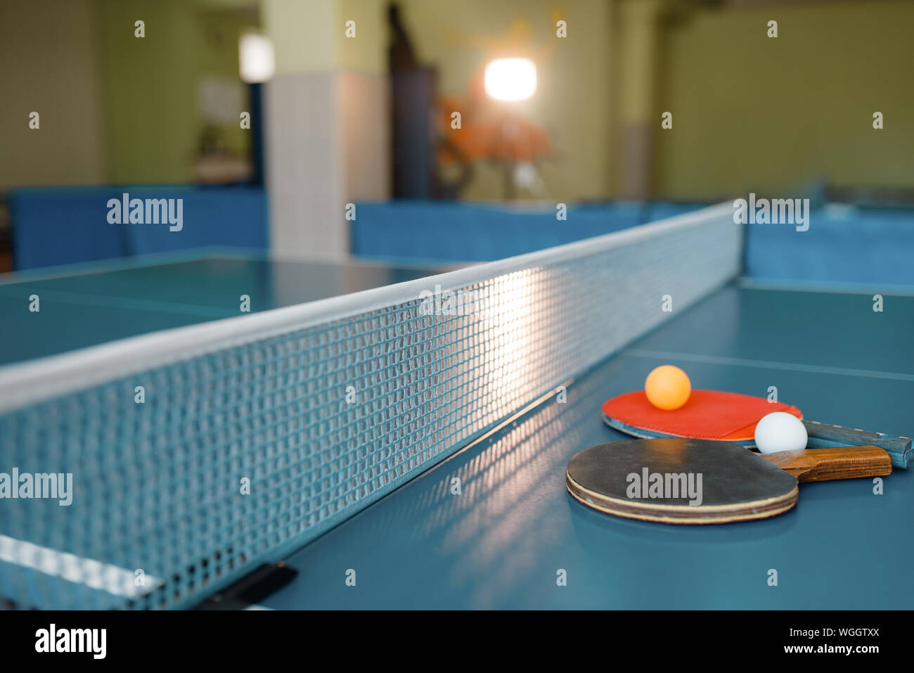 Ping pong racchette e palle sul tavolo da gioco con net Foto Stock