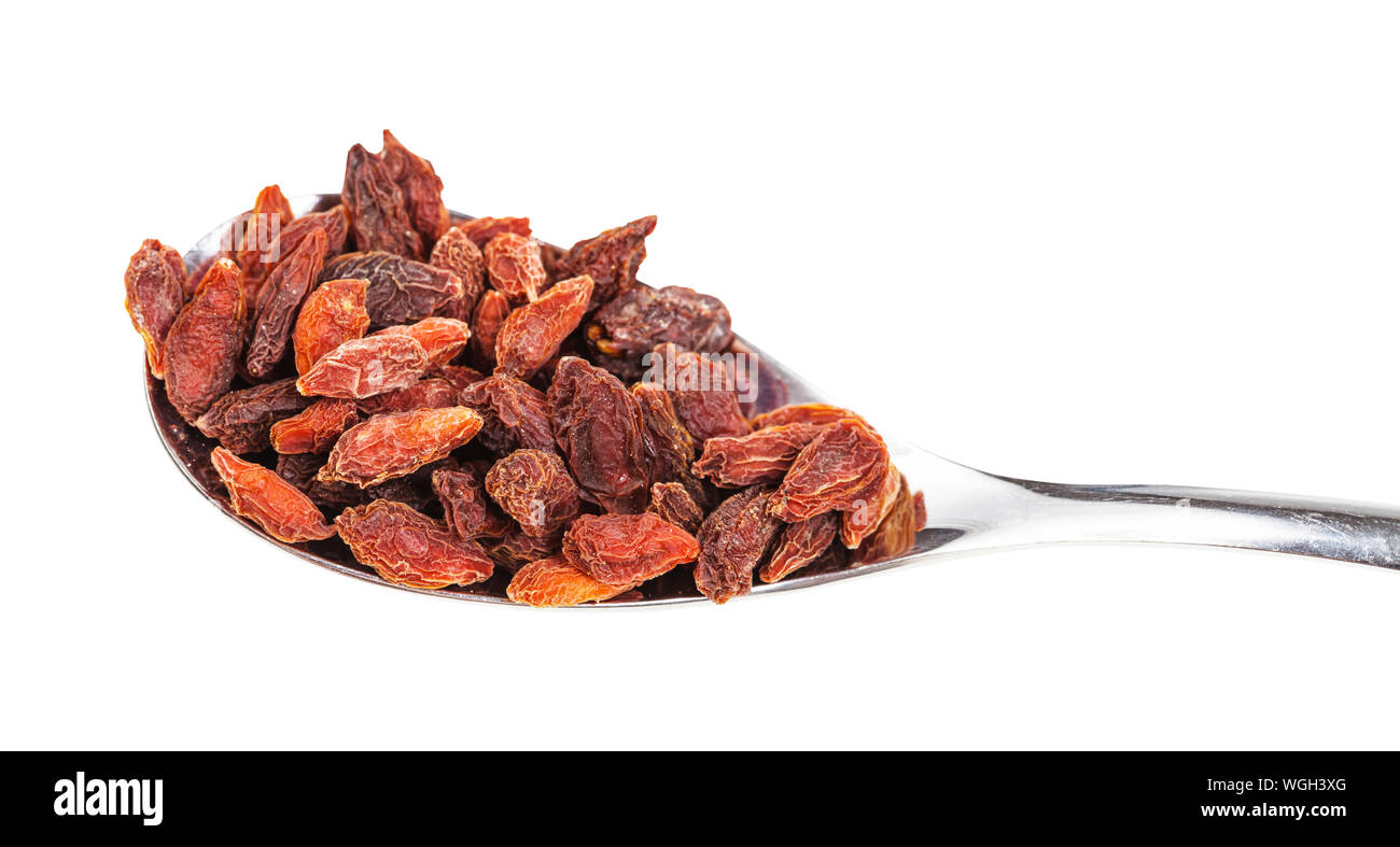 Essiccati goji bacche in cucchiaio di close-up isolati su sfondo bianco Foto Stock