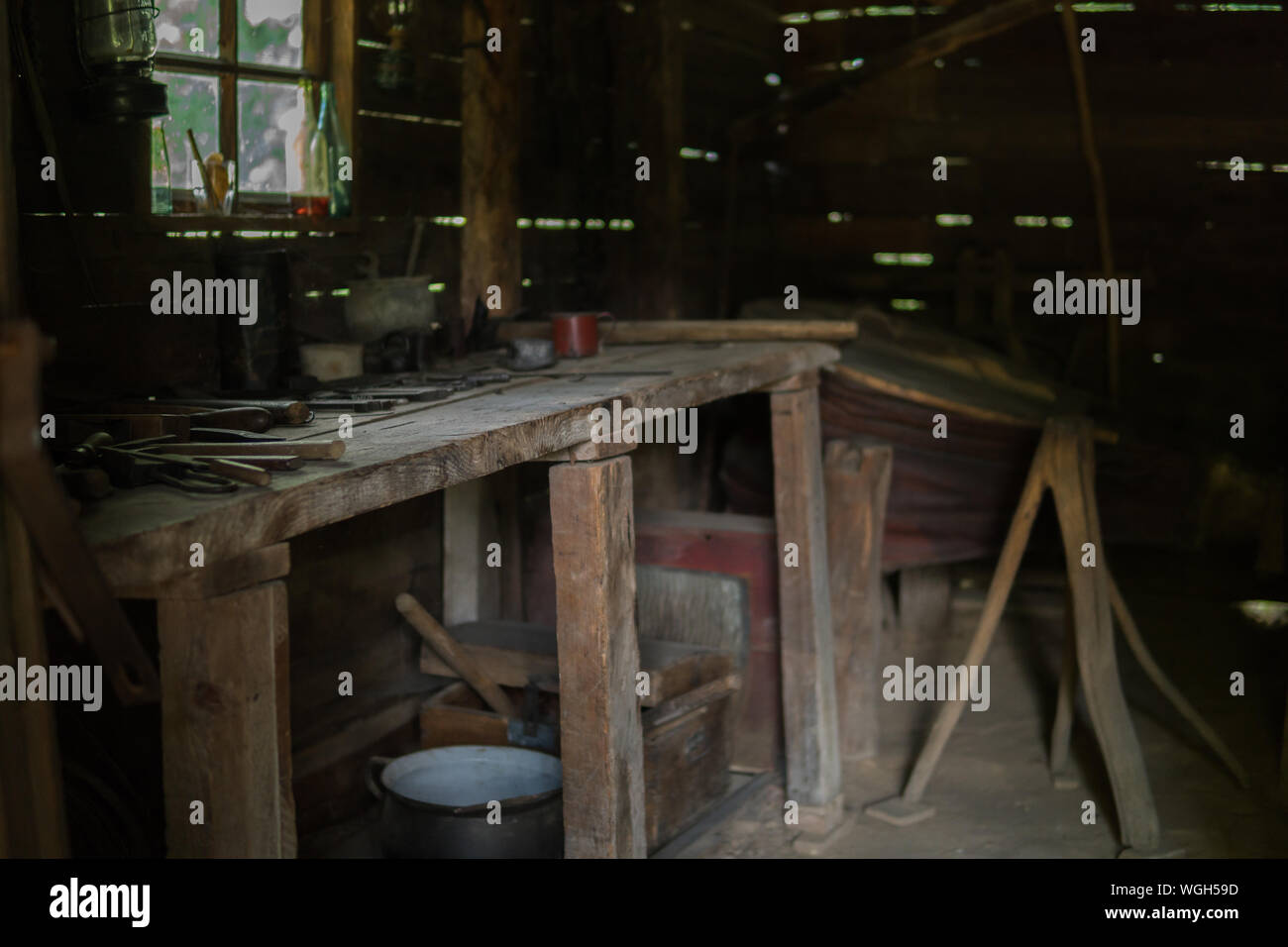 Buio interiore della vecchia officina con un sacco di polvere Foto Stock