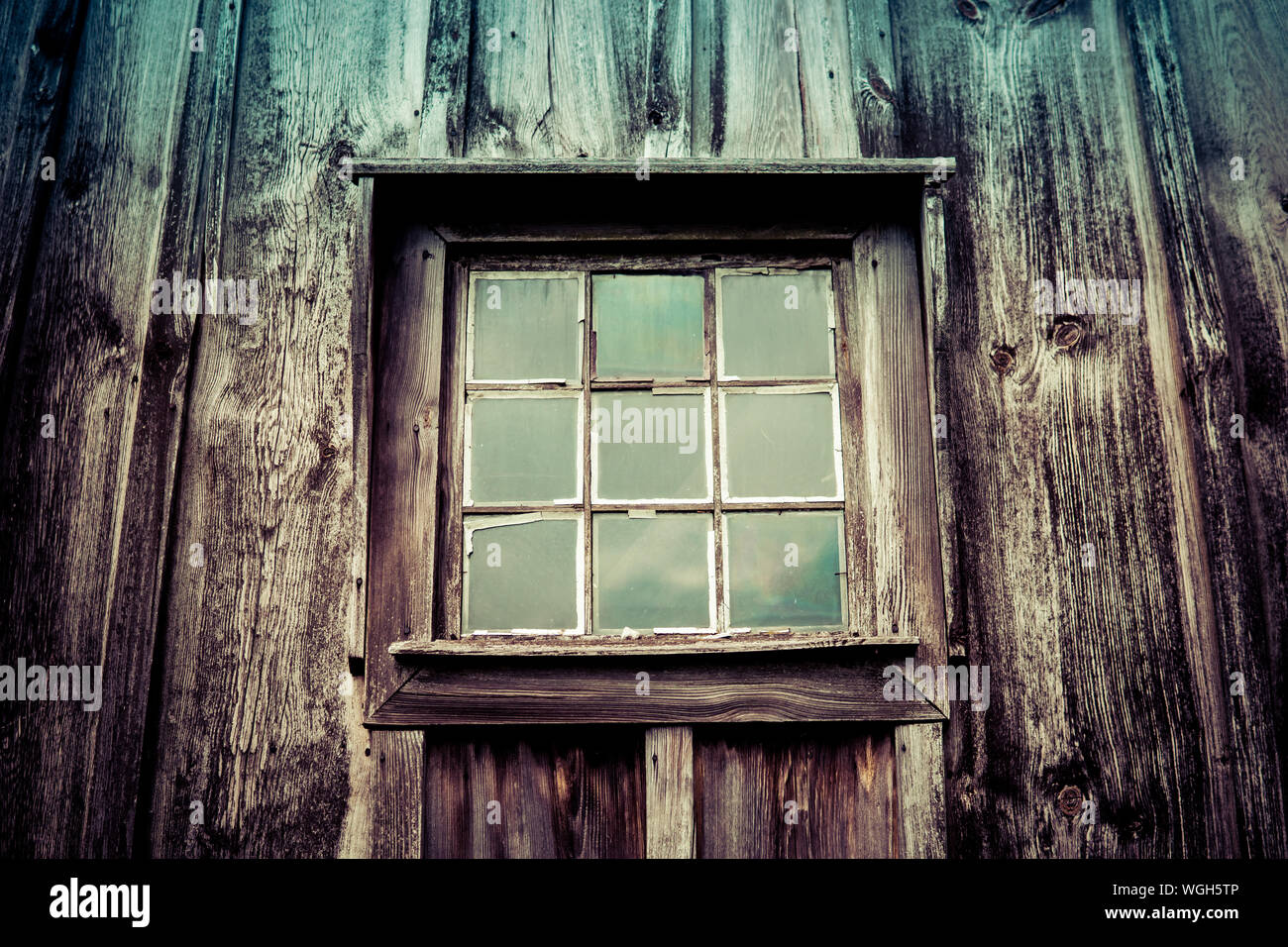 Dettaglio del vecchio vintage finestra con vetri quadrati su parete in legno Foto Stock