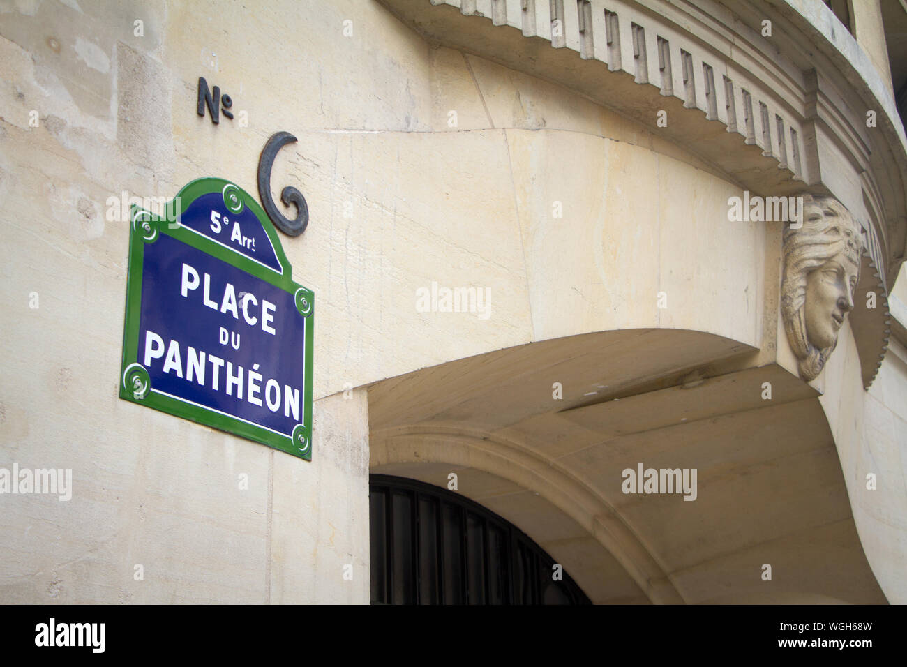 Parigi, Francia - luglio 7, 2018: Bianco e blu nome strada targa con un'iscrizione Place du Pantheon Foto Stock